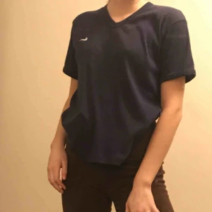  - Skitsnygg V-ringad tröja från Nike. Marinblå och bra kvalité:) Hör av dig för mer information eller vid intresse. (Köpare betalar frakt)