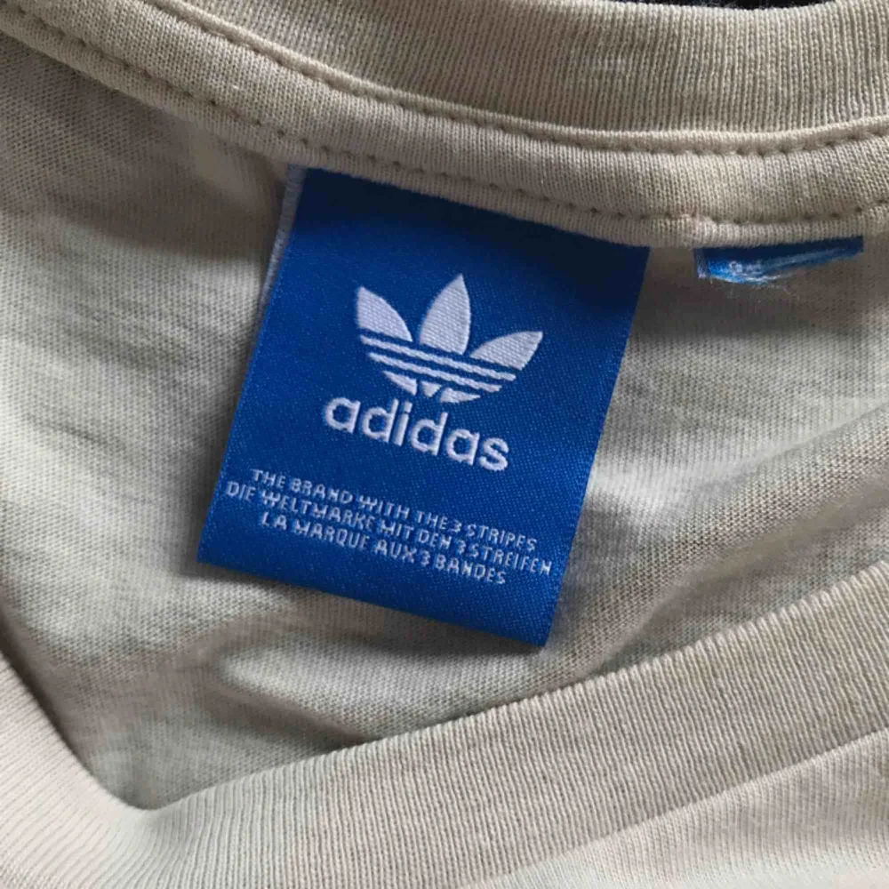 Adidas oversize tröja köpt på urban outfitters. storlek S men lång. använd få gånger, bra skick. köpare står för frakt!. T-shirts.