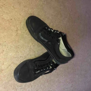  - Säljer svarta vans, modellen old skool pro. dom är i använt men bra skick, lite sol bleka så är lite bruna nyanser som kan ses på bilder ovan. Kan mötas upp i Norrköping eller Västervik, annars står köpare för frakt. pris kan diskuteras vid snabbt köp