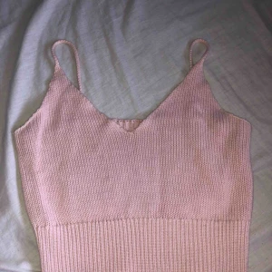  - En stickad croptop från Brandy Melville i stl ONESIZE