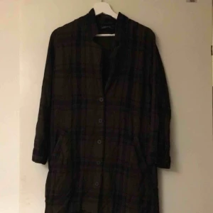  - En ”kavaj-klänning” i mjukt relativt tunt tyg. Så jäkla snygg och skön, men kommer tyvärr inte till användning längre. Möts upp i Kalmar/Norrköping - ibland. Köparen står för frakt 💕