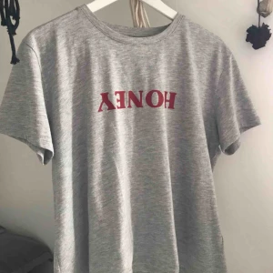  - jättesöt t-shirt från Na-kd! aldrig använd. köpare står för frakt!