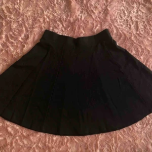  - Kjol från H&M✨ Använd ett par gånger, fint skick!  Köparen står för frakt📦