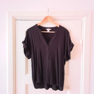  - Grå v-ringad topp. Plisserad. 