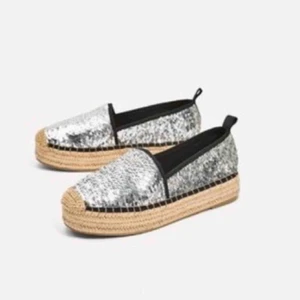  - Espadriller från zara. Aldrig använda. Normal 38. Möts upp i Skanstull. Om de behövs fraktas står Köpare står för frakten. 