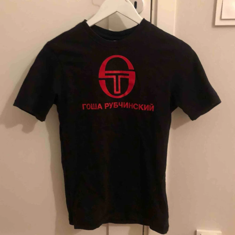 gosha rubchinskiy x sergio tacchini tshirt!! Köpt på Depop, pris kan diskuteras. T-shirts.