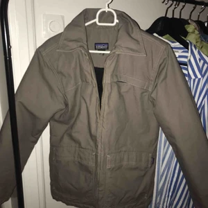  - Varm fodrad jacka från Patagonia köpt från beyond retro, säljer pga. för liten i storleken. Står inte i jackan men kan tänka mig att den är en XS/liten S. Eventuell frakt står köparen för. 