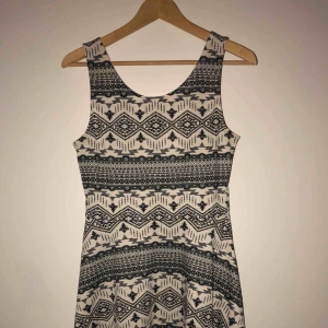  - svart vit mönstring klänning, storlek 42. Frakt tillkommer! 