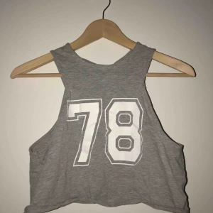  - grå topp med tryck på, storlek L. Frakt tillkommer!