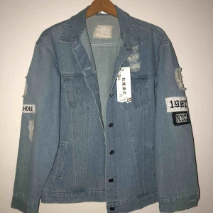  - jeansjacka med tryck på ryggen, storlek M/L. Oanvänd. 