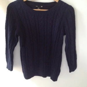  - H&M, marinblå kabelstickad tröja