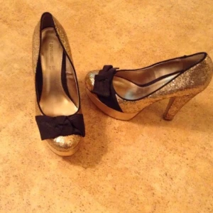  - Glittriga pjuks! Använda en gång på nyårsafton! 