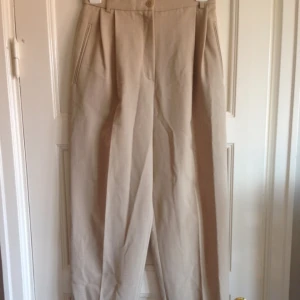  - Ljusbeiga dambrallor i "gubbmodell", hög midja. Sitter snyggt.