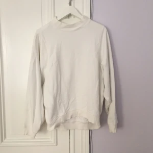  - Collagetröja med polo från Monki. Väldigt mjukt och härligt material