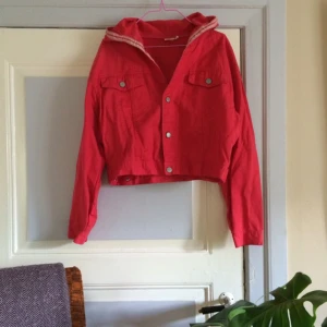  - 🍣Superfin jacka i tunn bomull🍣

• Storlek: 38/40
• Märke: Okänt
• Material: 100% Bomull
• Skick: Vintage men fint skick! 
• Övrigt: Inga skavanker, något blek i färgen
• Frakt: 53kr spårbart