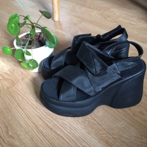  - 🎱Superfina sandaler med platå🎱

• Storlek: 38
• Märke: Bullhead
• Material: Pvc & polyester?
• Skick: Aldrig använda, helt nya!
• Övrigt: Inga skavanker 
• Frakt: 53kr spårbart