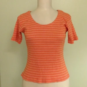  - Söt t-shirt i bomullstretch. 90-tal. Vintage.