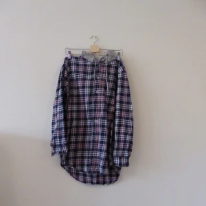  - Skjorta med luva. Möter gärna upp för köp, alternativt skickar.