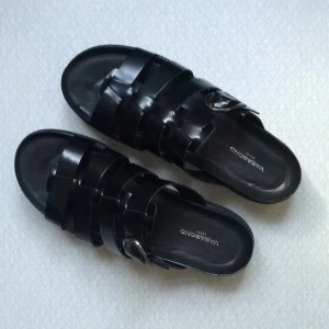  - I stort sett oanvända Vagabond-sandaler. Jag har 41 men _ville_ att de skulle passa.. Hämtas i centrala Göteborg eller skickas mot att köparen betalar.

Köp fler spara mer. Köper du två eller fler plagg av mig får du det eller de billigaste till halva priset.