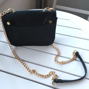  - Liten axelremsväska från sydkoreanska märket 8 Seconds, inköpt i Seoul i våras. Endast använd en gång, som ny i skicket. Man får plats med mindre plånbok, mobil, nycklar och lite smink. 