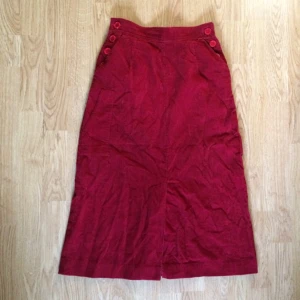  - 🌶Helt fantastisk vintagekjol i röd manchester!🌶

• Storlek: Uk5, XS 
• Märke: Grenora Jrs. LTD
• Material: 100% bomull 
• Skick: Fint begagnat skick! 
• Övrigt: Någon fulsöm men ej trasig
• Frakt: 45kr