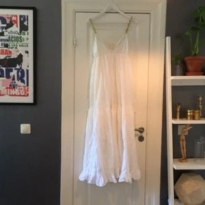  - Superfin lång sommarklänning med flätat axelband