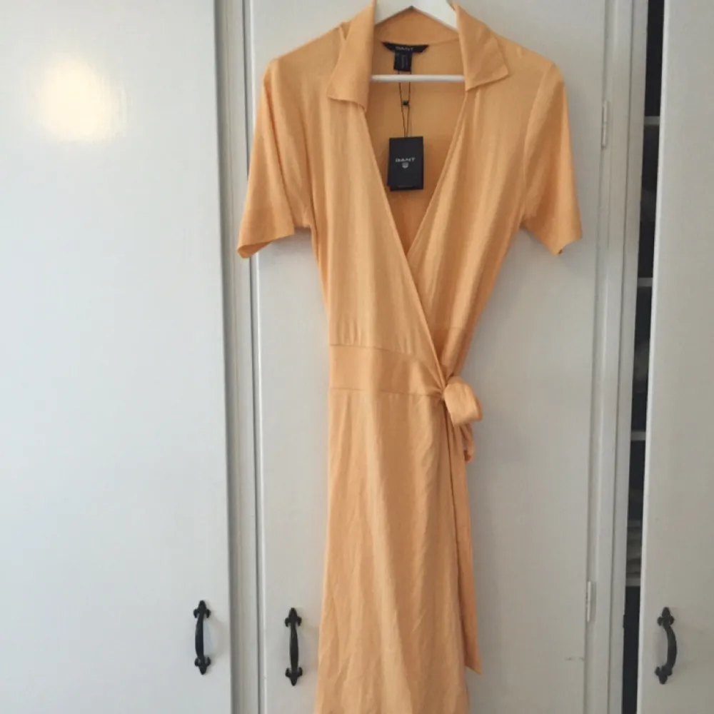 Fin aprikosfärgad klänning från Gant i storlek S. Helt ny! 

Ordinarie pris: 1200kr . Klänningar.