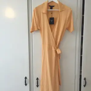 Fin aprikosfärgad klänning från Gant i storlek S. Helt ny! 

Ordinarie pris: 1200kr 