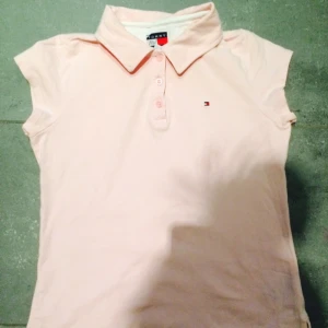  - Tommy Hilfiger tröja. Inte mycket använd. Barnstorlek. Säljer för endast 75 kr!