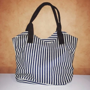  - Vit & blå randig axelväska. Passar perfekt till stranden🌊
Frakt 50kr.
Swish eller mötas upp i Strängnäs.