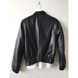  - Bomberjacka i äkta skinn. Breda muddar och sjukt snygg modell! 