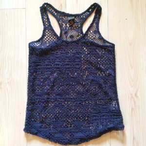  - mörkblått linne med mönster i bra skick!

kan lämnas i örebro, askersund eller hallsberg, annars pris+frakt!

säljer den pga att jag har för mycket kläder i garderoben och den kommer helt änkelt inte till användning längre! 