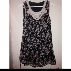  - Blommig klänning med pärlor och glitter vid bröstet! 