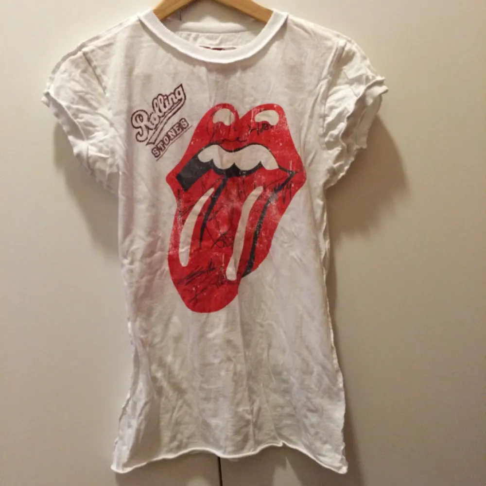 Rolling Stones-t-shirt från Amplified. Använd en gång. Storlek M. . T-shirts.