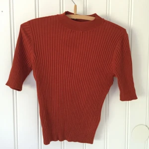  - Topp Monki helt oanvänd! Perfekt till höst