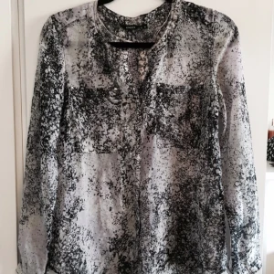  - Blus från Lindex i storlek 36. Aldrig använd 