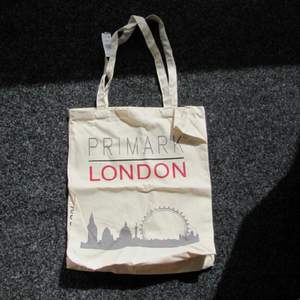 Frakt är inkluderat i priset! 
Oanvänd tygväska köpt i London på Primark. 