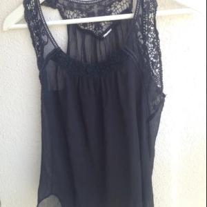  - Sött svart genomskinligt linne med fina detaljer. 