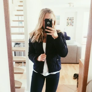  - Sjukt snygg jacka från HM! Den är använd en endaste gång utomhus så den är SOM NY 🎈

Färgen är mörkblå, strl 38 men passar 36 lika bra. Passar perfekt för sena sommarkvällar 💯 Måste tyvärr sälja pga för många jackor 🤑