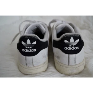  - Säljer mina älskade Adidas Superstars Original pga har köpt ett par nya. 
Använda vilket syns på den svagt gulfärgade sulan och lite skrapmärken på nån sida. Men hela och otroligt sköna 😊
Priset är exklusive frakt. 