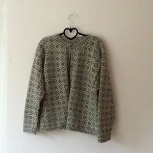  - Yllekofta, grå och vit. Knappt använd, i nyskick! 