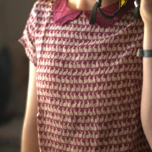  - Jättesöt topp med motiv av små kaniner! Perfekt till djurälskaren!🐰 Rundad krage i halsringning och dragkedja i ryggen. Strl 42 på lappen men är väldigt liten i storlek! Passar mig som har storlek 34 normalt.