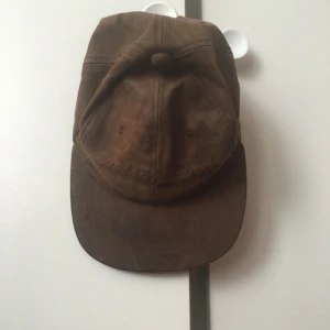  - Gammal "Peak Performance" keps! Köpt på second hand. Äkta läder! Köparen står för frakten! Tar helst emot betalning via swish! 
