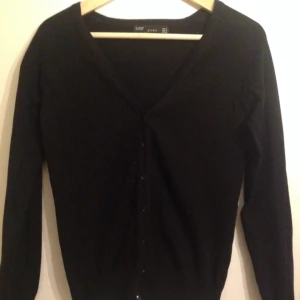  - Svart finstickad kofta från ZARA, Storlek M, 70% Bomull 30% Nylon. Använd ett fåtal gånger, inga defekter alls! 