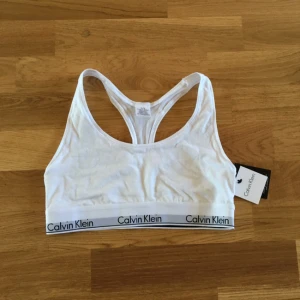  - Snygg och helt ny sport-bh från Calvin Klein! Enbart provad :) vit med svart text! Eventuell frakt betalas av köparen 💕🙌🏼✨