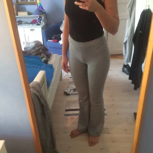  - Mönstrade utsvängda byxor i stretchigt material / Patterned flare pants