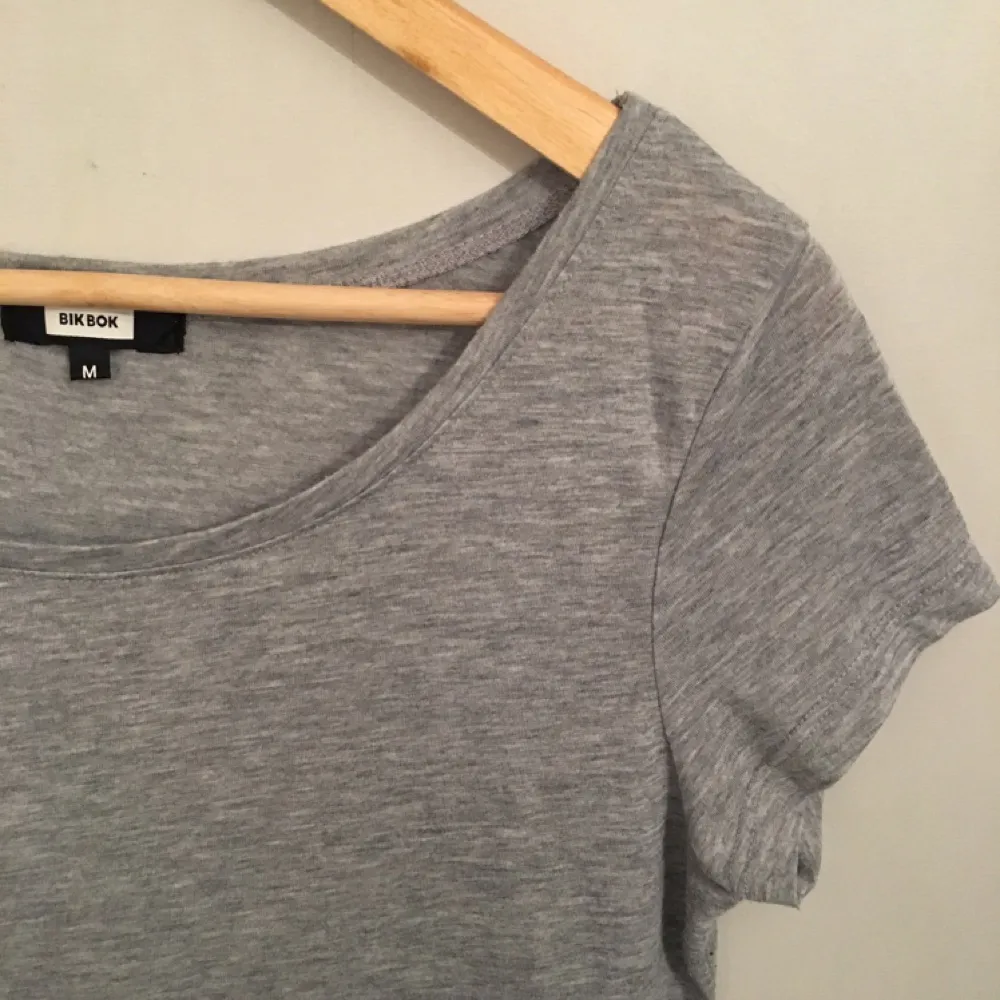 T-shirtklänning från BikBok i bomull. Aldrig använd så i nytt skick! 
Köparen står för frakten 🌸. Klänningar.