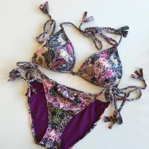  - Helt NY Odd molly nudieful print bikini.
Tags och skyddsplast kvar på trosan. 
Överdel: Stl 3
Underdel: Stl 2

Slutsåld! 
(Butikspris 900kr)