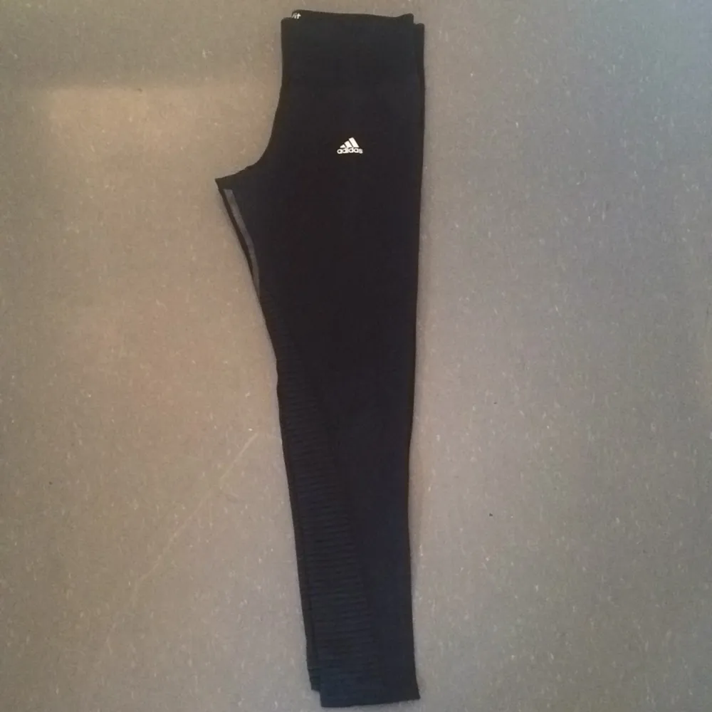 Medium compression training tights from Adidas, mesh detailed on the sides
Super nice mesh on the sides 
Used a couple times, too big for me...perfect condition 
Size: it says M, U.K.:12-14/ 40-42 but I would say L. Övrigt.
