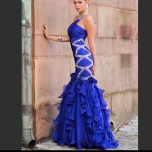  - Klänning strl 36 finns i Tumba 